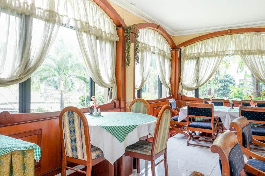 Hotel Istana Permata Juanda Sawotratap Exterior foto