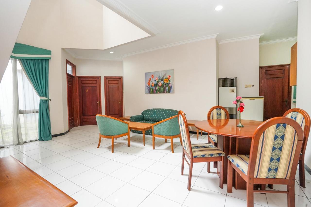 Hotel Istana Permata Juanda Sawotratap Exterior foto