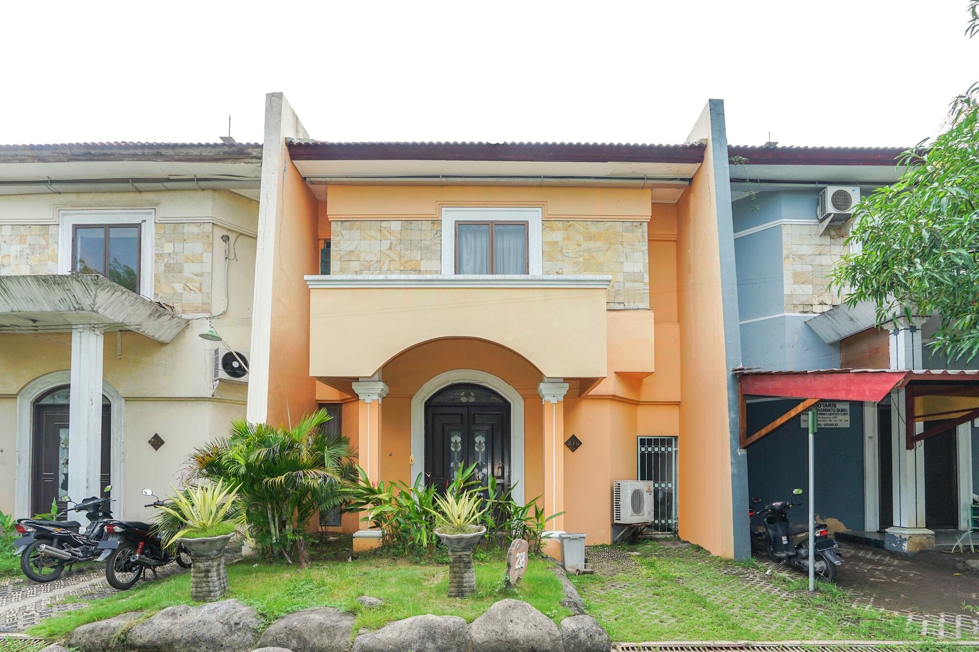 Hotel Istana Permata Juanda Sawotratap Exterior foto